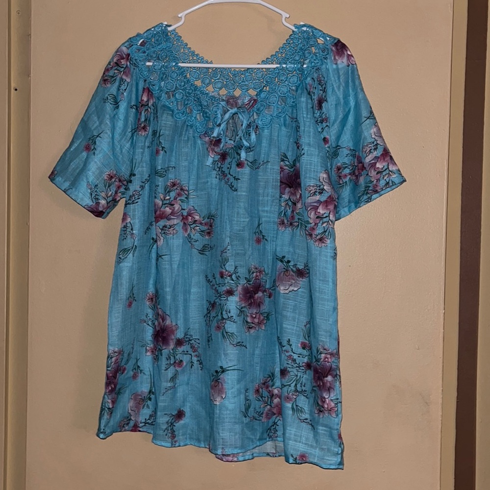 NWOT Unbranded pretty blue floral blouse size: XXL